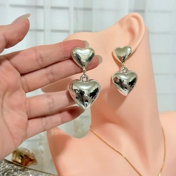 ⚜️ Silver Heart Drop Earrings - Picture 4 of 6